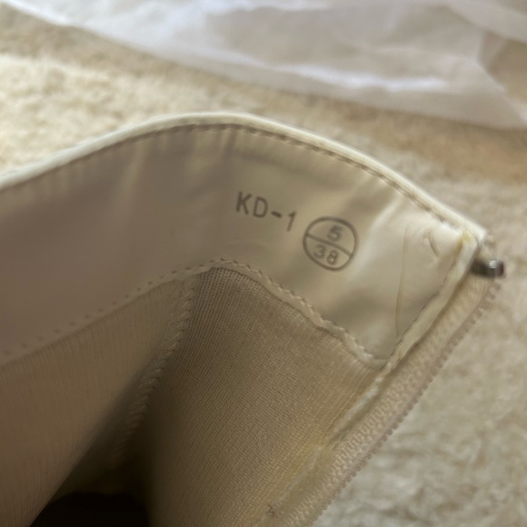 WHITE BOOTS ZIPPER POINTED TOES - Picture 5 of 5